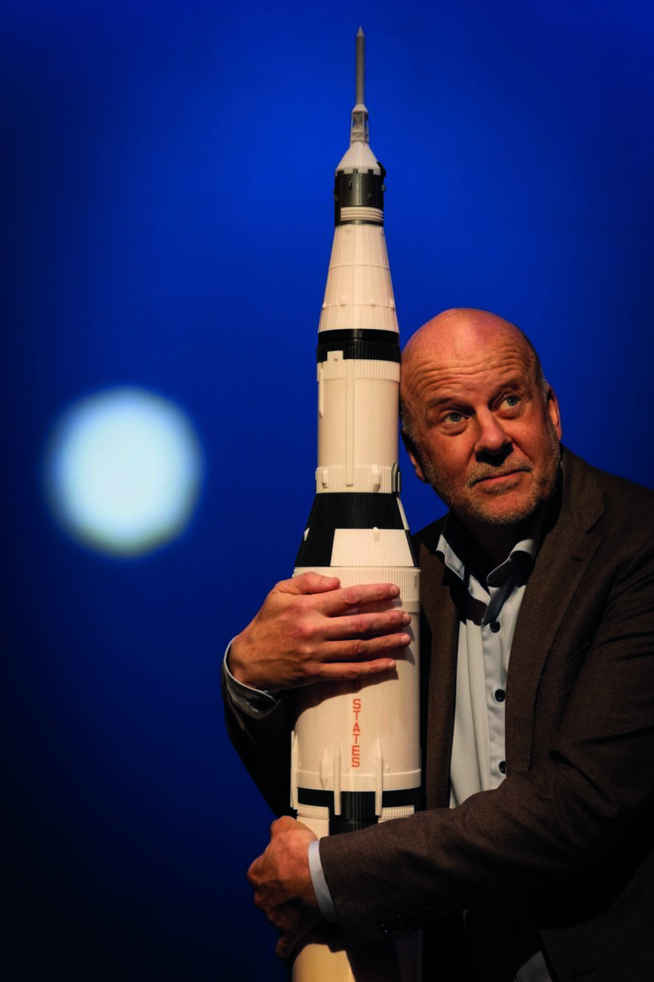 Diederik van Vleuten met een witte raket in zijn armen en zijn hoofd er tegen aan.