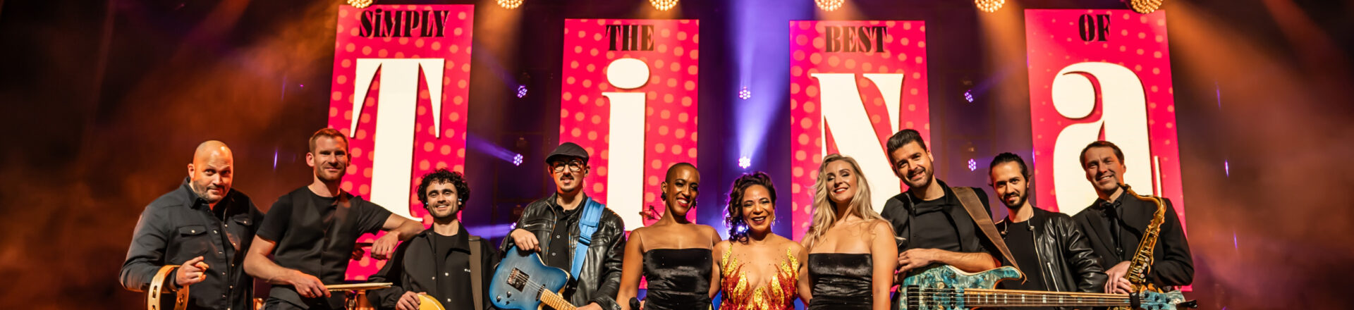 Nurlaila Karim en haar band staand op het podium.