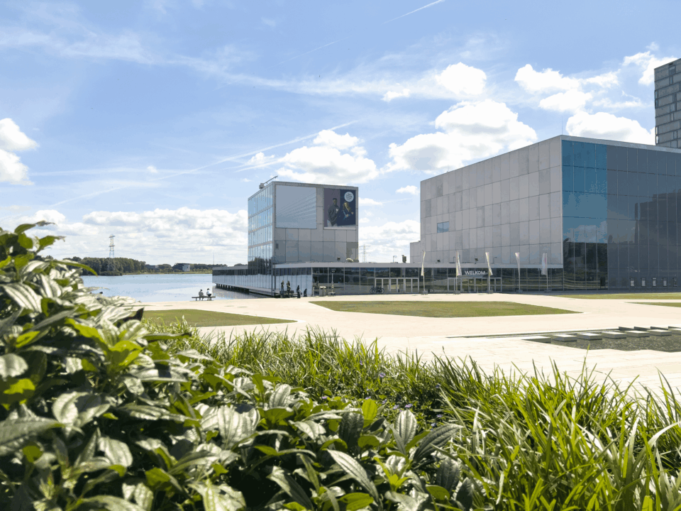 Gebouw Kunstlinie vanaf Esplanade in 2025